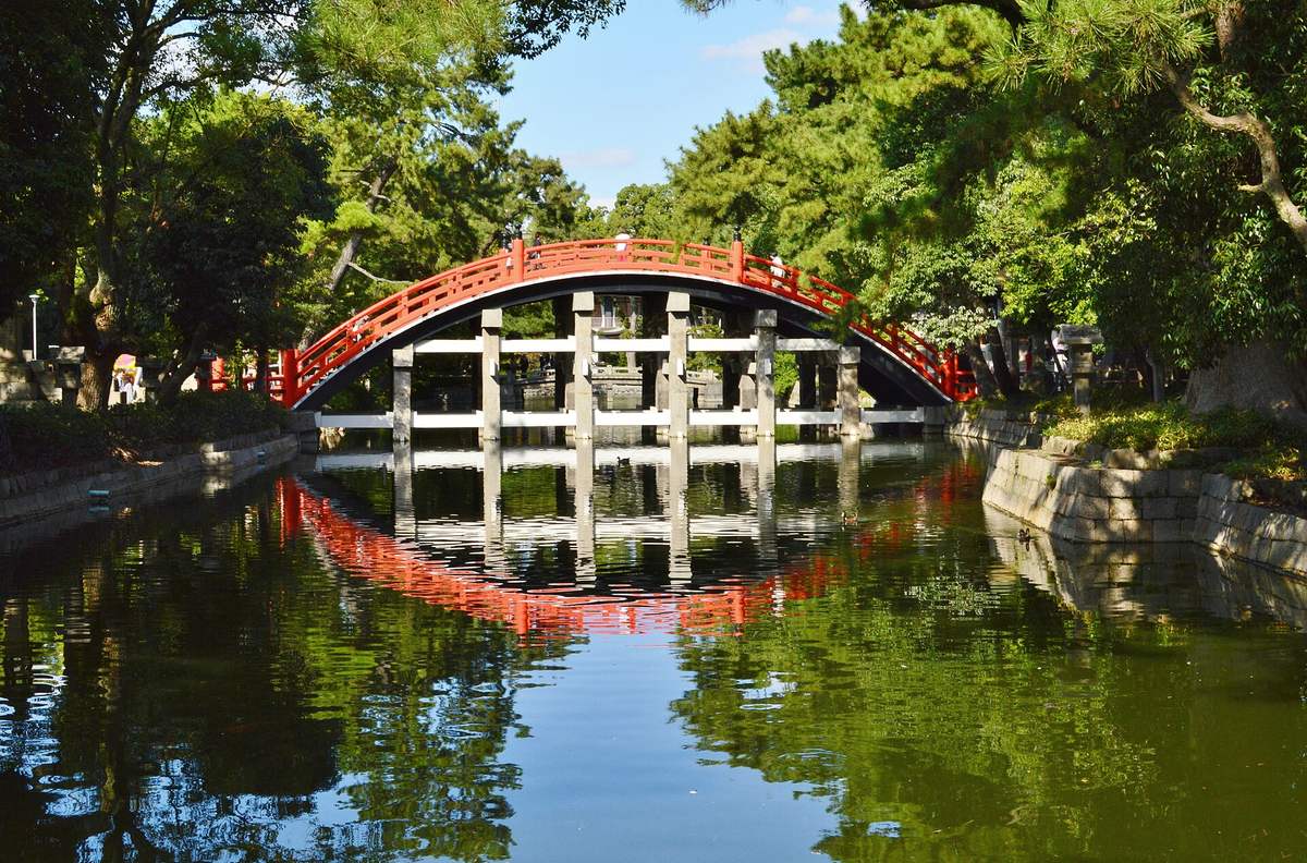 住吉大社の反橋。水面への映り込みと合わさって、円のかたちを描いている
