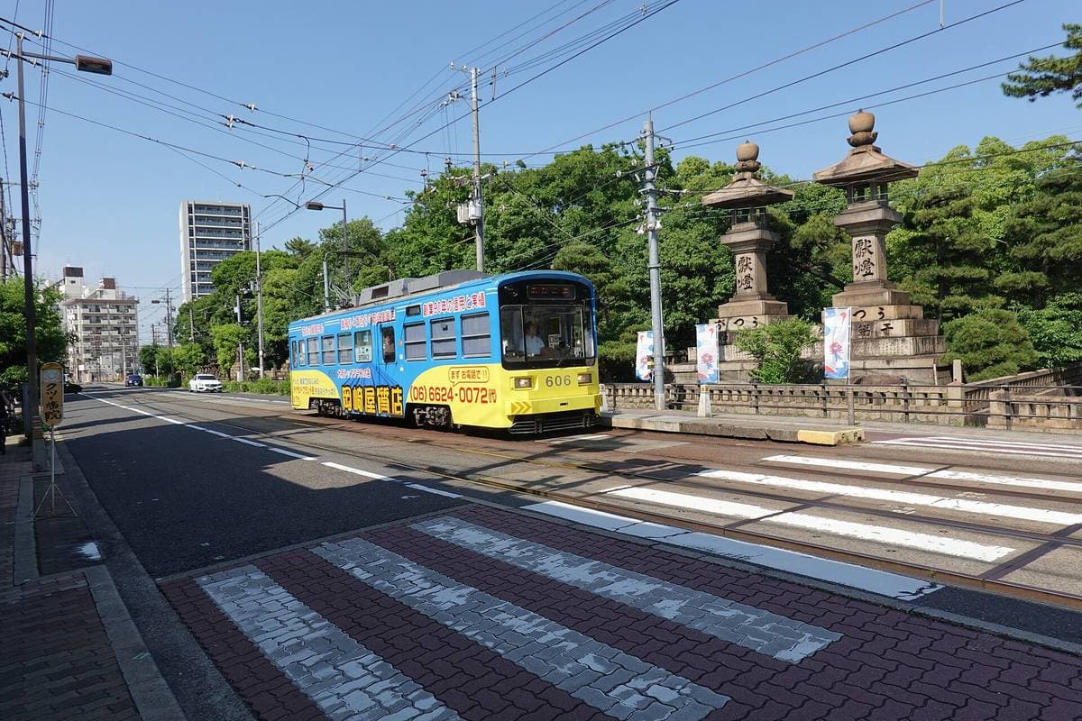 住吉鳥居前を走る阪堺電車(チン電)